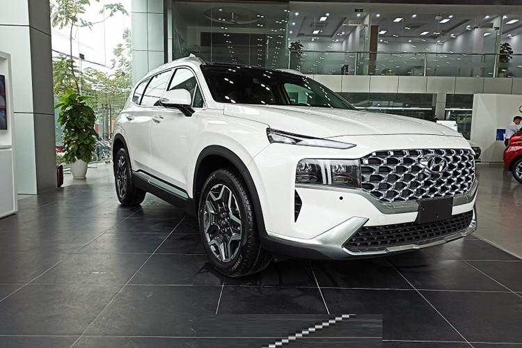 SantaFe thế hệ hiện tại là phiên bản nâng cấp của thế hệ thứ 4, được giới thiệu tại Việt Nam vào tháng 5/2021. Xe sở hữu thiết kế mang xu hướng "cơ bắp" hơn với lưới tản mạ Crom dạng lục giác sang trọng. Điểm nhấn là bộ đèn định vị chạy ban ngày Daytime Running Light (DRL) tạo hình T-Shaped nổi bật, làm nên nét sang trọng đẳng cấp cho mẫu xe.