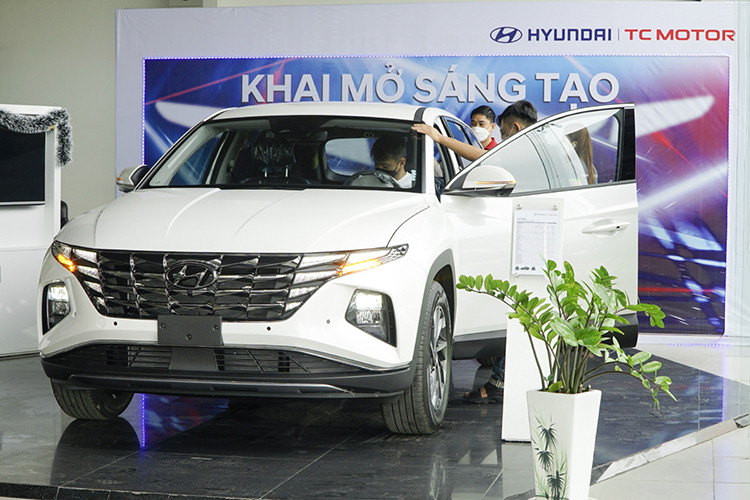 Hyundai Tucson thế hệ hiện tại thuộc thế hệ thứ 4, được giới thiệu tại Việt Nam vào tháng 12/2021. Xe sở hữu thiết kế Parametric Dynamic đặc trưng với đèn định vị dạng ẩn tích hợp cùng lưới tản nhiệt. Xe được trang bị 3 tùy chọn động cơ gồm 2.0L Smartstream, 2.0 Diesel SmartStream, 1.6 Turbo SmartStream, hệ dẫn động 4 bánh toàn thời gian HTRAC cùng hệ thống an toàn chủ động Hyundai SmartSense.