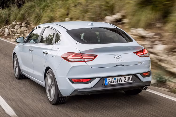 Ngoài ra, i30 Fastback còn sở hữu thêm 2 tùy chọn động cơ diesel tăng áp 4 xy-lanh dung tích 1,6 lít mới được hãng xe ôtô Hyundai phát triển, công suất của chúng lần lượt là 108 và 134 mã lực đi cùng hộp số sàn 6 cấp hoặc hộp số tự động ly hợp kép 7 cấp. Xe cũng được trang bị đèn pha sang chiếu gần nhằm giảm hiệu ứng gây chói mắt cho các tài xế khác.