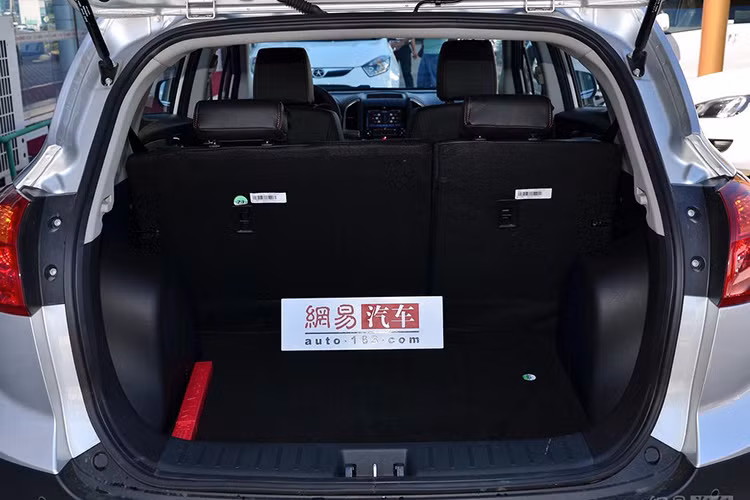 Khoang chưa hành lý phá sau của AC Refine S2 cũng khá lớn.