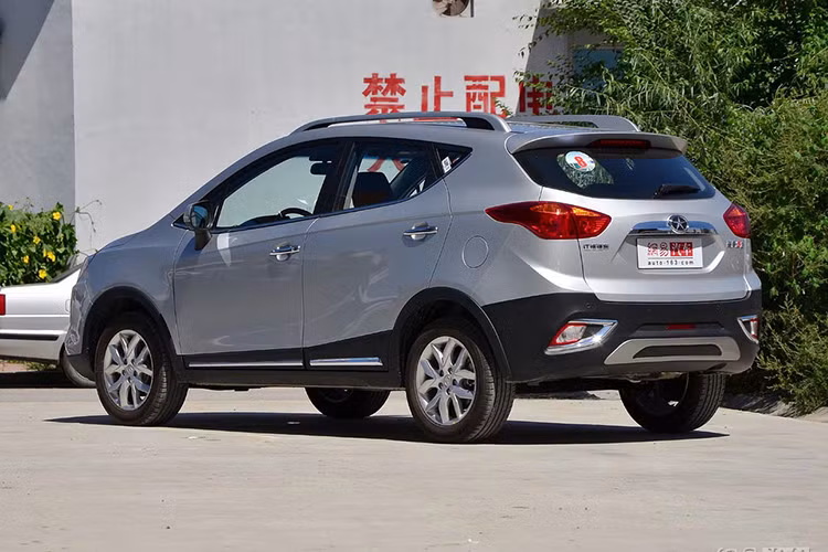 Mặt trước của JAC Refine S2 khắc họa rõ nét cảm hứng của dòng xe Đức với lưới tản nhiệt thanh ngang crôm to bản, đèn pha kéo dài.