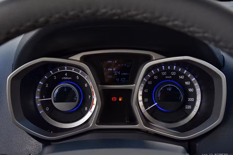 Cụm đồng hồ sử dụng công nghệ ánh sáng LED, ghế trước có sưởi, đèn sương mù, nóc xe gắn thanh chở hàng.