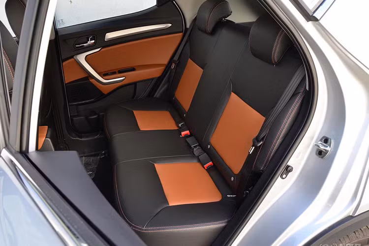 Hàng ghế sau dành cho hai người khá thoải mái.