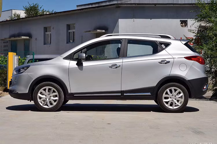 Theo nhiều chuyên gia đánh giá, thiết kế của JAC Refine S2 về tổng thể khá giống với thiết kế của chiếc SUV cỡ nhỏ Mercedes GLA.