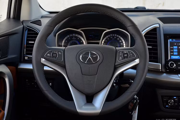 Vô lăng thể thao bọc da với các nút bấm tiện dụng cùng logo ngôi sao 5 cánh xuất hiện chính giữa.