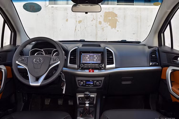 Ngaoif khoá thông minh, xe còn soử hữu công nghệ điều khiển hành trình, màn hình cảm ứng, hệ thống giải trí, định vị,..