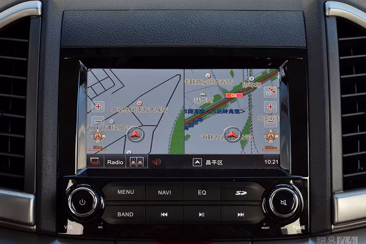 Màn hình LCD ngoài chức năng giải trí còn là màn hình định vị, bản đồ chỉ đường, radio...