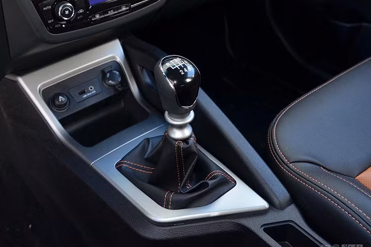 Một số chi tiết ốp còn được gỗ, nhựa như trên cửa và bảng tap-lô... Xe sở hữu hộp số 6 cấp.