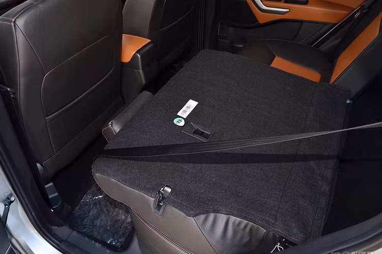 Hàng ghế sau có thể gấp lại để đựng thêm đồ khi cần thiết.