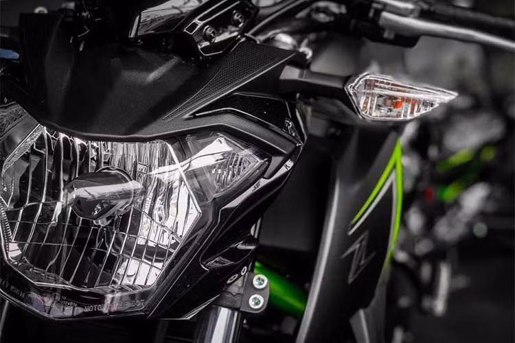 Nằm ở tầm trung trong dòng Z-Series của Kawasaki, Z650 sở hữu thiết kế hoàn toàn mới, tổng hòa từ nhiều dòng Z khác nhau. Ở phía trước, chiếc xe sở hữu đèn pha đơn như Z125 nhưng ngắn hơn và được thiết kế góc cạnh, khỏe khoắn hơn. Trong khi đó, các tấm ốp 2 bên thân xe lại được lấy cảm hứng từ Z800 và Z1000 cao hơn.