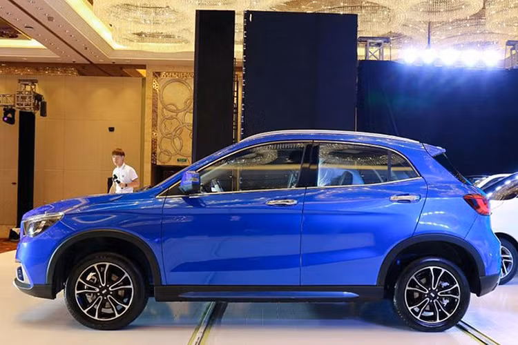 Hệ truyền động của chiếc Link Tour K-One này tạo ra 128 mã lực so với công suất 208 mã lực từ động cơ 4 xi-lanh 2.0 lít tăng áp của GLA. Ngoài ra, gần như không còn điểm khác biệt nào để so sánh. 