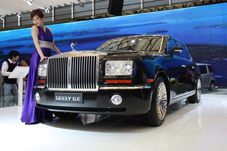 Tên GE là viết tắt của Geely Excellence và mẫu xe này có giá khoảng 44.000 đô la; đó chỉ là một phần nhỏ của một chiếc Rolls Royce Phantom thực tế. Dưới áp lực dư luận, Geely GE đã nhanh chóng được thiết kế lại cho năm 2011 và khai tử vào năm 2018.