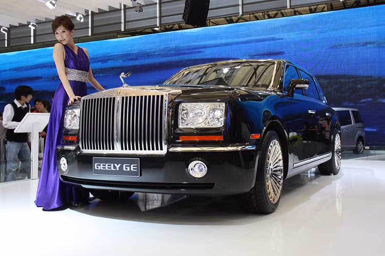 Tên GE là viết tắt của Geely Excellence và mẫu xe này có giá khoảng 44.000 đô la; đó chỉ là một phần nhỏ của một chiếc Rolls Royce Phantom thực tế. Dưới áp lực dư luận, Geely GE đã nhanh chóng được thiết kế lại cho năm 2011 và khai tử vào năm 2018.