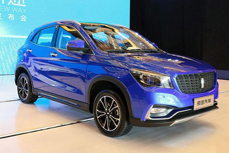 Mercedes-Benz GLA được đánh giá là một mẫu SUV sành điệu bậc nhất trong phân khúc. Tuy nhiên, mẫu xe Link Tour K-One của Trung Quốc thì không. Các yếu tố kiểu dáng trên K-One rõ ràng được "lấy cảm hứng" từ GLA, nhưng bản thân chiếc xe nhỏ hơn rất nhiều và có hệ thống truyền động hoàn toàn bằng điện.