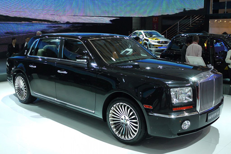 Geely GE ra mắt lần đầu tiên tại Triển lãm ôtô Thượng Hải 2010 và ngay lập tức vấp phải phản ứng trái chiều cũng như chỉ trích về thiết kế man mác Rolls-Royce Phantom. Thậm chí, mẫu xe này còn tái hiện lại cả biểu tượng Spirit of Ecstasy bằng một biểu tượng Flying Lady trên mui xe của nó. Thật không may, một biểu tượng lạ mắt không tạo ra một chiếc xe sang, ngược lại mâu xe này mất đi tính thanh lịch vốn có.