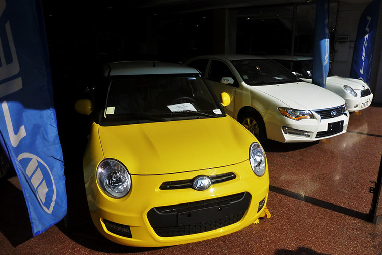 Thật ra cũng không thể khẳng định mẫu xe đô thị Trung Quốc này lấy cảm hứng từ MINI Cooper hay Fiat 500L. Cả 2 phiên bản 320 và 330 cao cấp hơn đều có triết lý thiết kế không khác gì hãng xe Anh Quốc và hãng xe Ý.