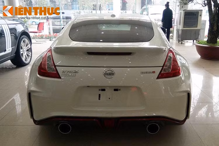 Phần đuôi được tinh chỉnh bao gồm các khe khuếch tán nằm dưới cản sau, hai ống pô cỡ lớn. Nhờ những bộ giảm chấn đặc biệt gắn trên xe, Nismo có khả năng kiểm soát và đem lại cảm giác lái chính xác hơn.