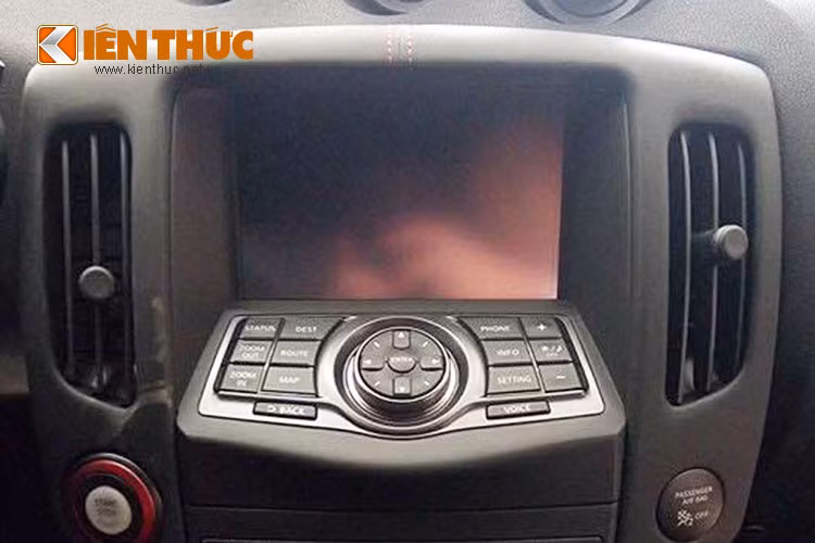 Xe sở hữu tùy chọn bổ sung gói công nghệ mới với hệ thống định vị trên màn hình cảm ứng 7 icnh VGA, hệ thống âm thanh Bose cùng nhiều tiện ích kết nối đa phương tiện khác.