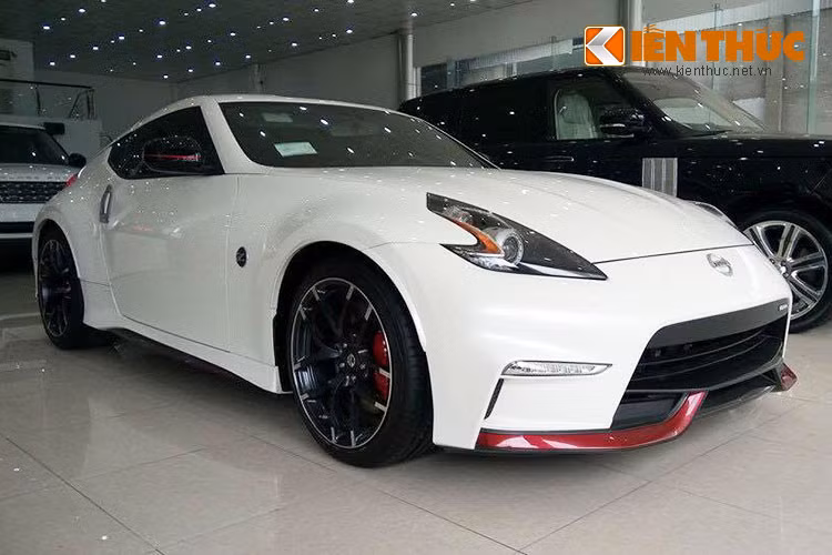 Xe được trang bị logo mang ký hiệu Z ở hai bên sườn có thể phát sáng, đèn pha LED tự động bật/tắt màu hun khói, cánh lướt gió, la-zăng RAYS nhôm đúc 19 inch và lốp Bridgestone Potenza S001 hiệu suất cao.