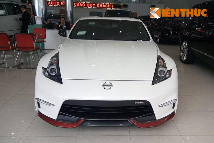 370Z Nismo phiên bản 2015 sở hữu thiết kế cứng cáp với nhiều đường nét khỏe khoắn, mang hơi hướng giống GT-R, kiểu đèn pha hình boomerang đặc trưng. Không bóng bẩy như những xe thể thao khác, 370Z Roadster toát lên đầy vẻ nam tính.