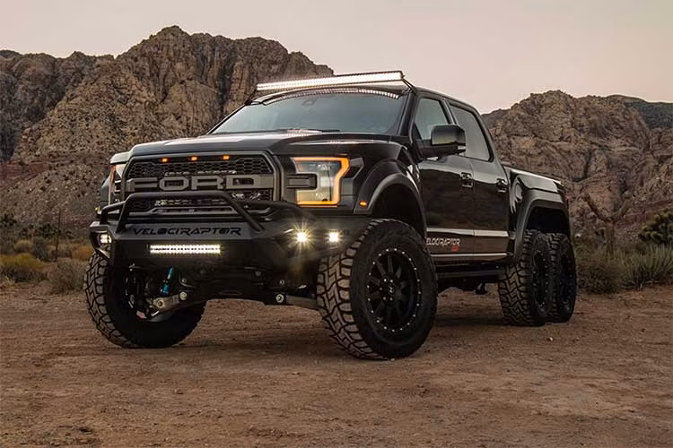 Hãng độ xe hơi Hennessey đã gây được nhiều tiếng vang lớn khi biến chiếc bán tải Ford F-150 Raptor 2018 thành ''quái thú'' 06 bánh để ra mắt tại triển lãm xe độ quốc tế - SEMA 2017.