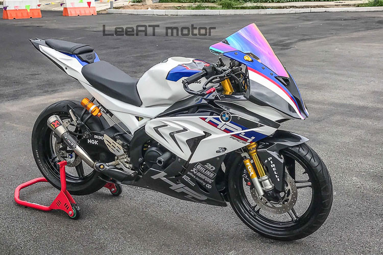 Về nguyên bản là chiếc xe trong bài viết này là mẫu môtô cỡ nhỏ Yamaha R15 V2, với dung tích chỉ 150 phân khối nhưng nay đã được xưởng độ xe máy LeeAT Motor tại TP HCM lột xác với ngoại hình của một mẫu xe đua danh tiếng BMW HP4 Race với thiết kế tuyệt đẹp của đến từ Đức.