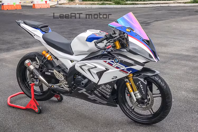 Về nguyên bản là chiếc xe trong bài viết này là mẫu môtô cỡ nhỏ Yamaha R15 V2, với dung tích chỉ 150 phân khối nhưng nay đã được xưởng độ xe máy LeeAT Motor tại TP HCM lột xác với ngoại hình của một mẫu xe đua danh tiếng BMW HP4 Race với thiết kế tuyệt đẹp của đến từ Đức.