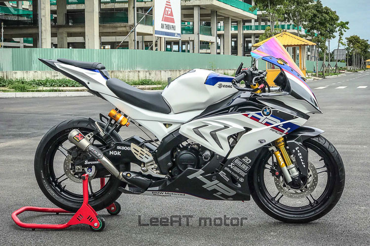 Bản độ này được xưởng độ xe máy tại Sài Gòn đặt tên là R15 HP4 Race, kết hợp giữa tên của mẫu xe cỡ nhỏ của Yamaha và siêu môtô BMW HP4 Race "hàng khủng" 1.000 phân khối của thương hiệu BMW Motorrad.