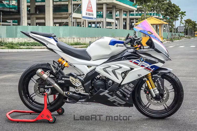 Bản độ này được xưởng độ xe máy tại Sài Gòn đặt tên là R15 HP4 Race, kết hợp giữa tên của mẫu xe cỡ nhỏ của Yamaha và siêu môtô BMW HP4 Race "hàng khủng" 1.000 phân khối của thương hiệu BMW Motorrad.