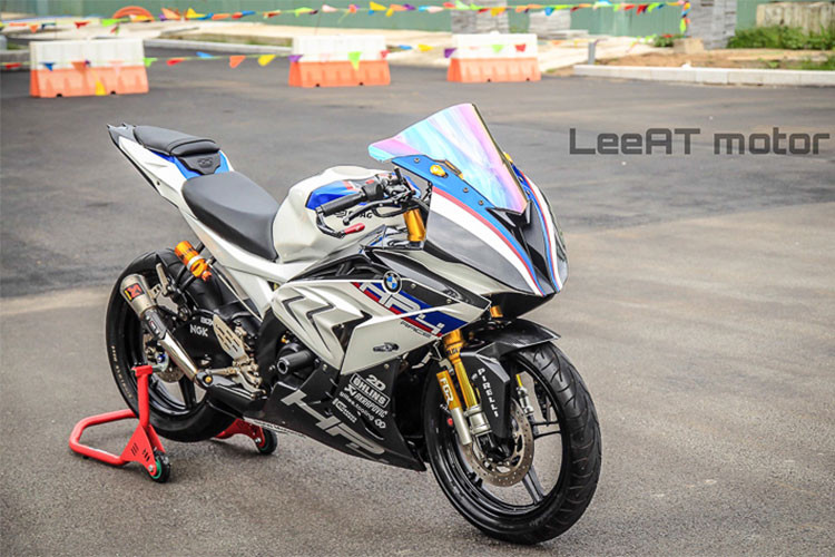 Hiện tại ở Việt Nam đã có nhiều biker tiến hành "lên dàn áo" cho R15 thành BMW tuy nhiên bản độ này vẫn được đánh giá là đẹp và hoàn chỉnh nhất. Được biết, chiếc Yamaha R15 độ BMW HP4 Race này với chi phí chỉ hơn 30 triệu đồng, được thực hiện bởi xưởng độ LeeAT Motor.