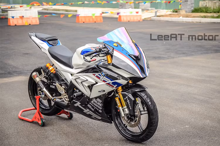 Hiện tại ở Việt Nam đã có nhiều biker tiến hành "lên dàn áo" cho R15 thành BMW tuy nhiên bản độ này vẫn được đánh giá là đẹp và hoàn chỉnh nhất. Được biết, chiếc Yamaha R15 độ BMW HP4 Race này với chi phí chỉ hơn 30 triệu đồng, được thực hiện bởi xưởng độ LeeAT Motor.