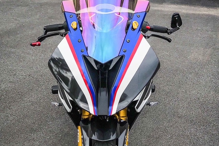 Ngoài dàn áo mang phong cách của siêu môtô BMW HP4 Race, bản độ Yamaha R15 này còn được lên hàng loạt các món đồ chơi cực chất. Phần đầu xe với thiết kế không đèn pha cực ngầu kết hợp với kính chắn gió cao khiến diện mạo của mẫu xe trở nên hầm hố và lạnh lùng hơn.