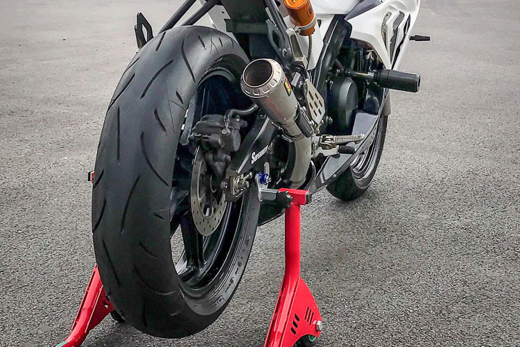 Đuôi xe được hoàn thiện một cách tinh tế kết hợp cùng đèn hậu của BMW HP4 cực chất, thực sự không thể phân biệt được nếu chỉ nhìn thiết kế phần đuôi xe. Các chi tiết khác như phuộc dầu phía sau được nâng cấp giúp cho xe an toàn hơn, chống đổ, ốp mang cá "hàng thửa"... khá đẹp mắt.