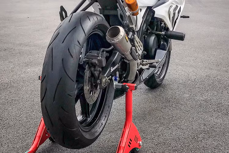 Đuôi xe được hoàn thiện một cách tinh tế kết hợp cùng đèn hậu của BMW HP4 cực chất, thực sự không thể phân biệt được nếu chỉ nhìn thiết kế phần đuôi xe. Các chi tiết khác như phuộc dầu phía sau được nâng cấp giúp cho xe an toàn hơn, chống đổ, ốp mang cá "hàng thửa"... khá đẹp mắt.