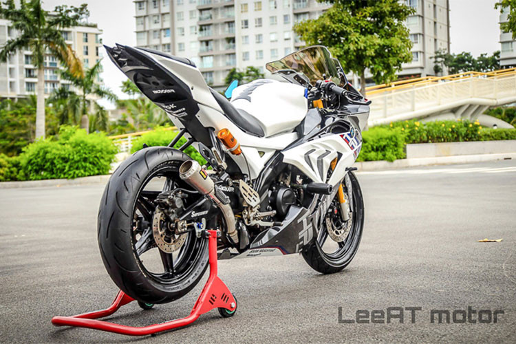 Với các chi tiết ngoại thất được làm mới hoàn toàn, khối động cơ 150cc SOHC 1 xi-lanh 16 mã lực của chiếc Yamaha R15 này vẫn không thay đổi so với nguyên bản của nhà sản xuất, nó chỉ được tinh chỉnh lại để phù hợp với những trang bị được khoác lên mình và mạnh mẽ hơn trước đây.