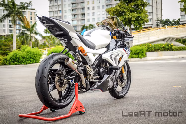 Với các chi tiết ngoại thất được làm mới hoàn toàn, khối động cơ 150cc SOHC 1 xi-lanh 16 mã lực của chiếc Yamaha R15 này vẫn không thay đổi so với nguyên bản của nhà sản xuất, nó chỉ được tinh chỉnh lại để phù hợp với những trang bị được khoác lên mình và mạnh mẽ hơn trước đây.