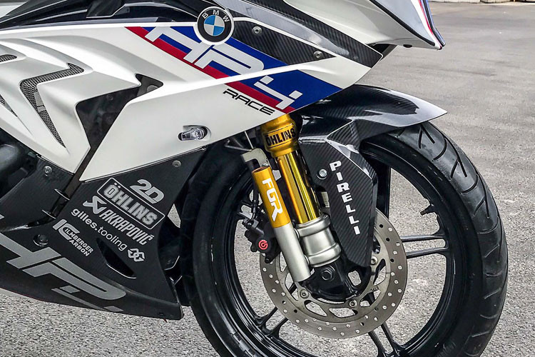 Phuộc trước của xe đã được nâng cấp lên Upside down, tuy nhiên phanh đĩa phía trước vẫn là phanh đĩa đơn, vành xe nguyên bản của R15. Các chi tiết ở dè trước và đầu xe được làm mới với dán giả carbon khá đẹp.