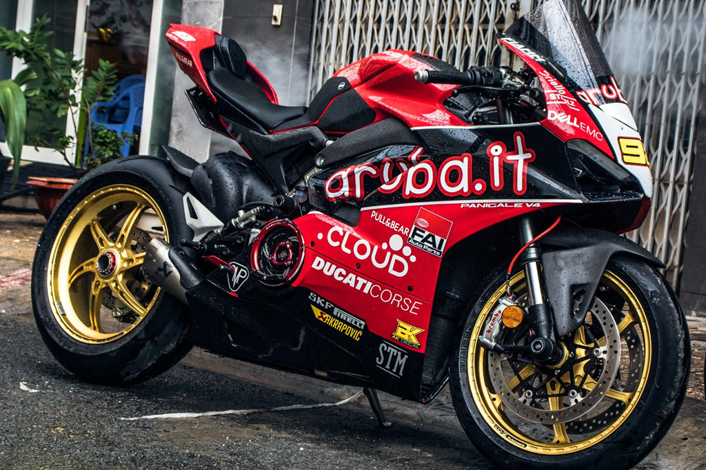 Tương tự những mẫu môtô khác, Ducati Panigale V4 cũng được các tay chơi cho lên sàn độ với gói trang bị xe đua đắt tiền. Hiện tại, bản độ "full" Panigale V4 tại Việt Nam không nhiều, chỉ đếm trên đầu ngón tay. Một biker tại Sài Gòn đã chi khá mạnh tay để lột xác chiếc Panigale V4 thành phiên bản đường đua WSBK.