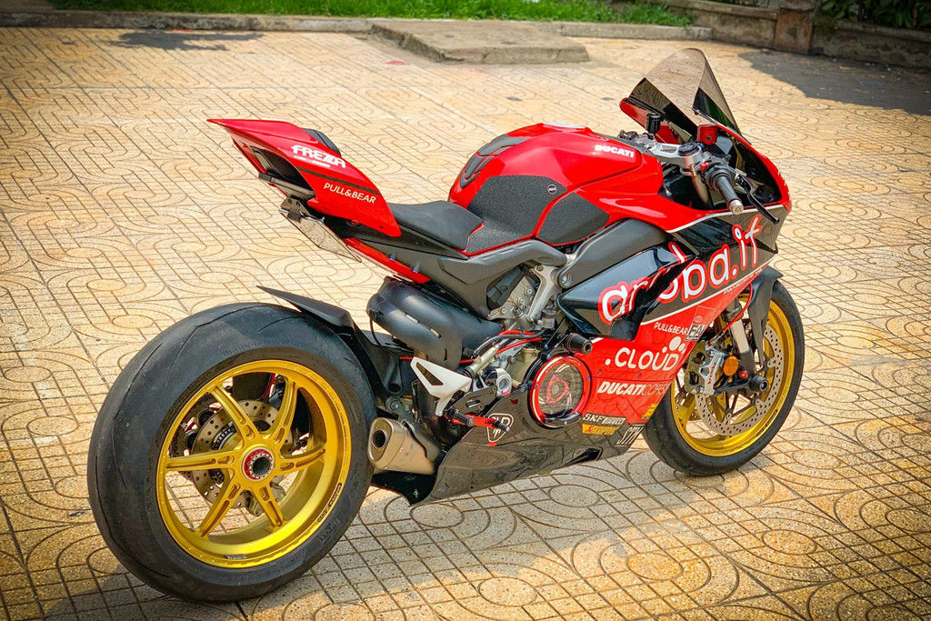 Để cho ra bản độ Ducati Panigale V4 phong cách xe đua WSBK này, chủ xe đã tiêu tốn khoảng 180 triệu đồng. Hiện tại, Ducati Panigale V4 đang được phân phối tại Việt Nam với giá khoảng 745 triệu đồng.