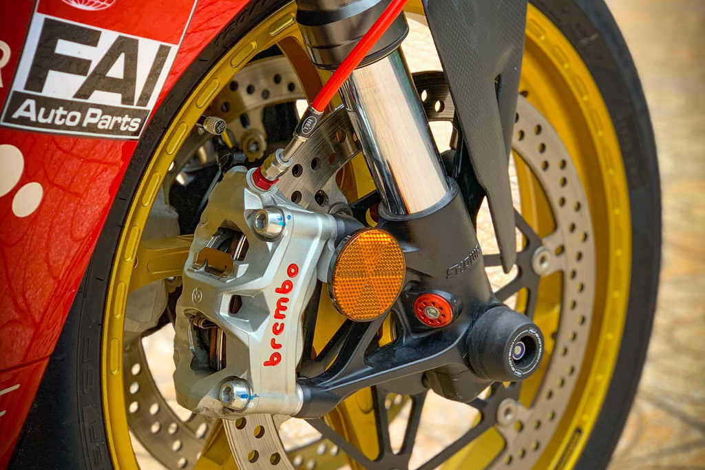 Ở nguyên bản, Ducati Panigale V4 đã là "quái vật" trong làng môtô với sức mạnh 214 mã lực đến từ khối động cơ V4, dung tích 1.103 cc. Do đó, chủ xe không can thiệp vào động cơ mà chỉ tạo điểm nhấn bằng dàn ống xả full system Akrapovic Racing bằng titanium. Theo Ducati, sức mạnh của chiếc Panigale V4 sẽ tăng thêm 12 mã lực với hệ thống ống xả này.