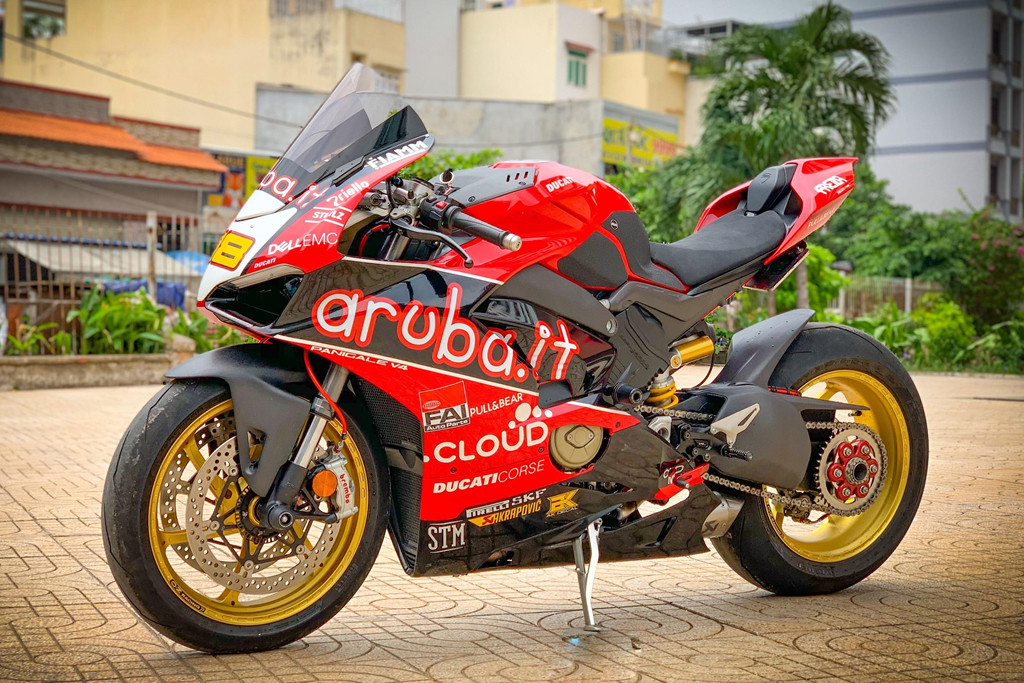 Ra mắt cuối năm 2017, siêu môtô Ducati Panigale V4 đã mở ra một kỷ nguyên mới của hãng xe Italy, chia tay với động cơ L-Twin truyền thống. Mẫu superbike này nhanh chóng thu hút biker Việt dù mức giá của Panigale V4 khá "chát".
