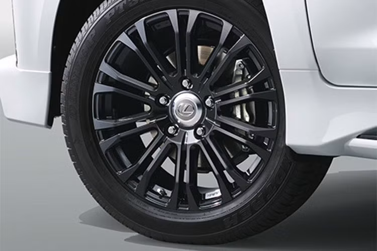 Tất cả các phụ kiện đều được làm từ nhựa ABS và nhựa popolypropylene. Giá bán trọn bộ 3 món theo công bố của TRD là hơn 1 triệu yên (tương đương 208 triệu đồng). Ngoài ra thì xe được trang bị mâm hợp kim 21 inch thể thao đi kèm với bộ lốp Dunlop kích thước 285/50R21.