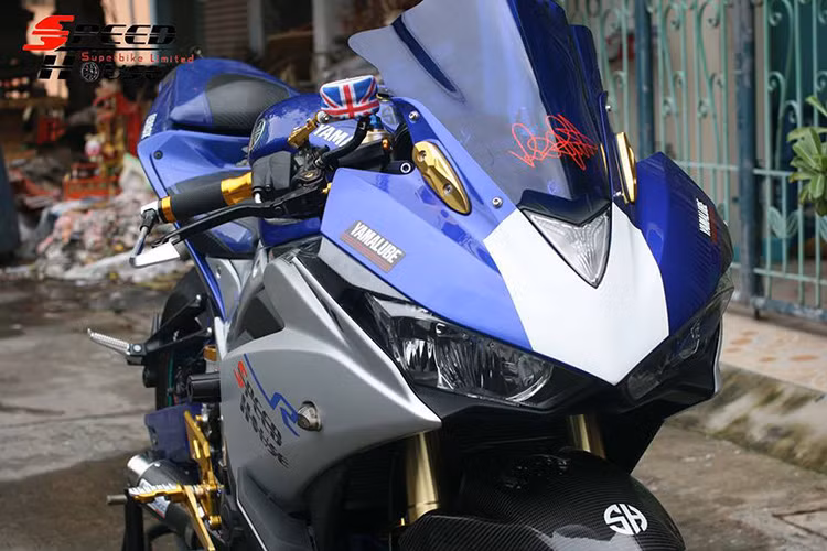 Dàn đầu của Yamaha R3 đã được độ lại và trang bị khá nhiều đồ chơi cùng loạt tem mới mang phong cách Moto GP. 