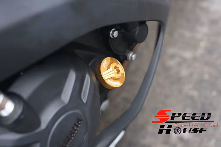 Nắp nhớt nguyên bản được loại bỏ, thay vào đó là nắp CNC tinh xảo.