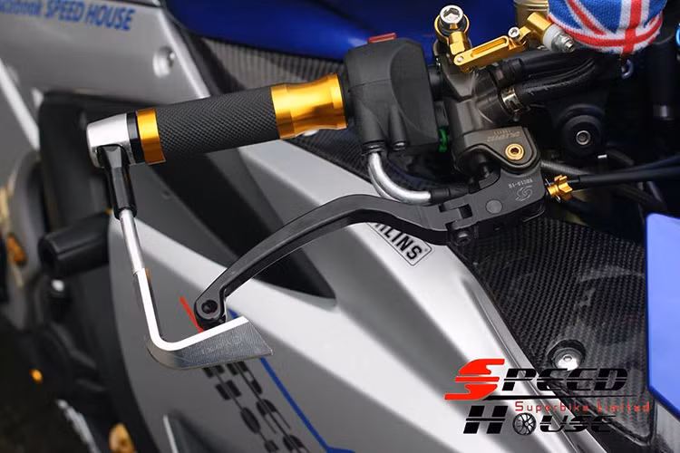 Đồ chơi ở dàn tay với cùm thắng Galespeed, bao tay Rizoma Sportline, càng bảo vệ tay thắng Rizoma.