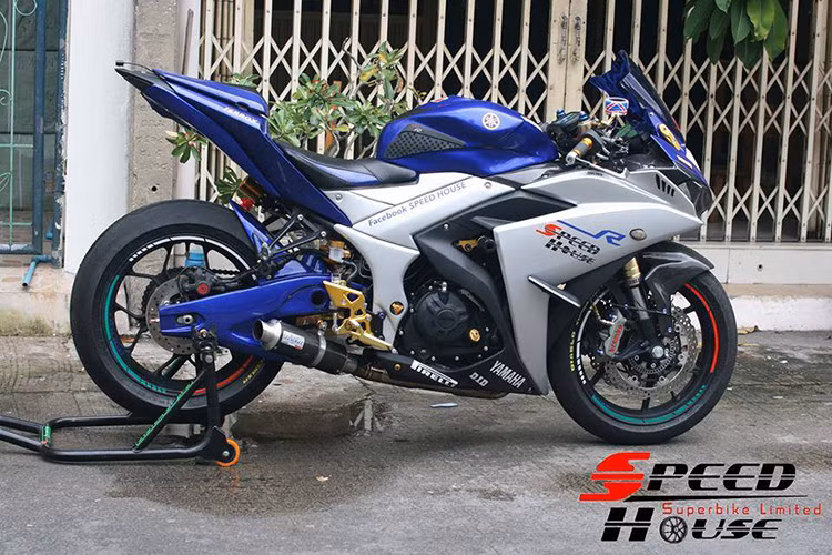 Không chỉ được trang bị hàng loạt "đồ chơi" mới, chiếc sportbike R3 còn được lên dàn tem mới đầy phá cách kiểu xe đua.