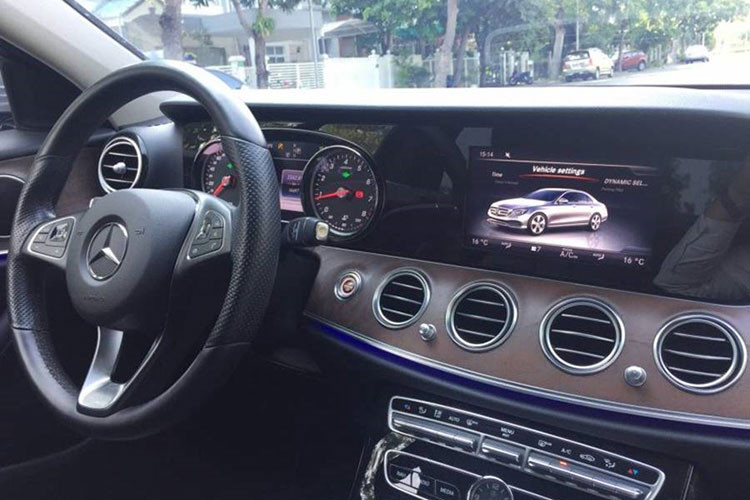 Nội thất xe được lấy cảm hứng thiết kế từ mẫu sedan hạng sang cỡ lớn S-Class, với thiết kế bảng taplo kiểu dòng thác đổ và được ốp gỗ open-pore ash màu nâu sang trọng. Trung tâm bảng taplo được trang bị đồng hồ analog. Vô lăng 3 chấu bọc da nappa với nút điều hướng cảm ứng, tích hợp điều khiển âm thanh, hoại rảnh tay, điều khiển hành trình.