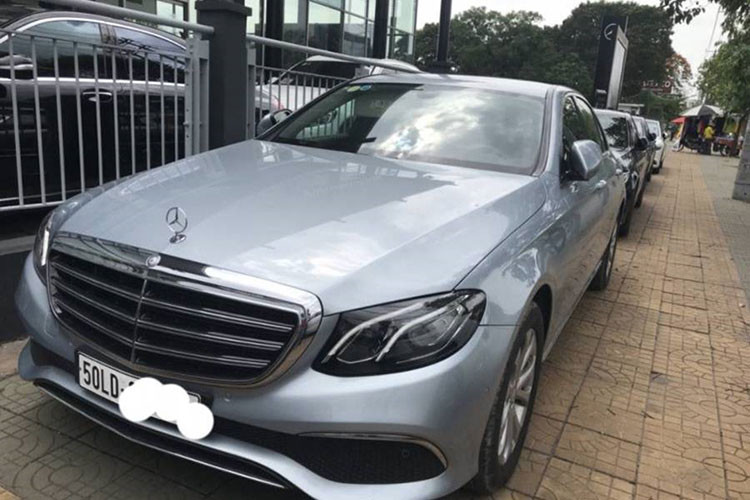 Chiếc Mercedes-Benz E200 2018 trong bài viết này còn khá mới. Xe sở hữu ngoại thất màu bạc và nội thất màu đen, được đăng ký lần đầu vào tháng 10/2017 và chỉ sử dụng 5.031 km. Tình trạng thân vỏ và nội thất của xe cũng gần như mới, và vẫn còn thời hạn bảo hành chính hãng với chế độ 2 năm không giới hạn km.