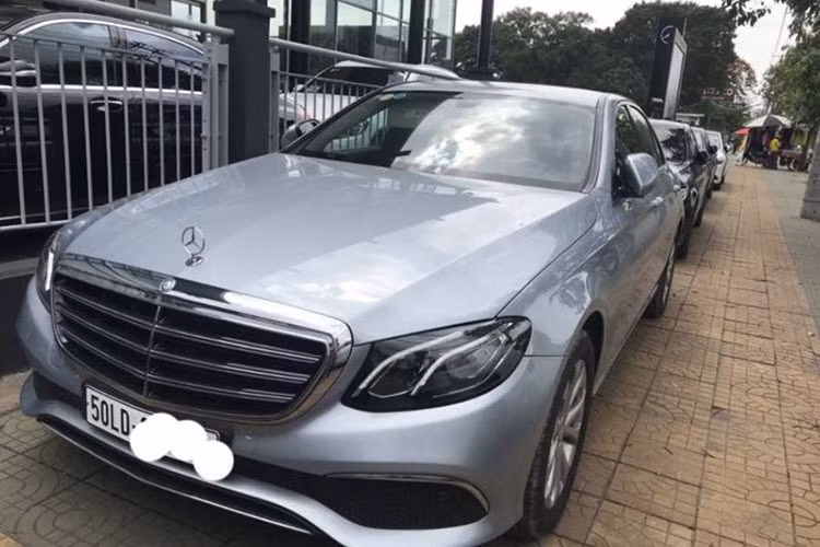 Chiếc Mercedes-Benz E200 2018 trong bài viết này còn khá mới. Xe sở hữu ngoại thất màu bạc và nội thất màu đen, được đăng ký lần đầu vào tháng 10/2017 và chỉ sử dụng 5.031 km. Tình trạng thân vỏ và nội thất của xe cũng gần như mới, và vẫn còn thời hạn bảo hành chính hãng với chế độ 2 năm không giới hạn km.