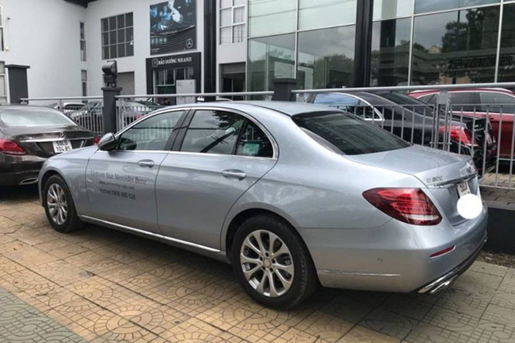 E200 2018 thiết kế theo ngôn ngữ “sensual purity” mới nhất của hãng xe Đức. Điểm khác biệt so với hai phiên bản E250 và E300 chính là lưới tản nhiệt 3 nan mạ chrome và logo Mercedes-Benz nổi trên nắp capo với thiết kế chống bẻ. Cụm đèn pha trên xe là loại Full-Led nhưng không có tính năng thích ứng thông minh, tuy nhiên cụm đèn pha này vẫn có dải đèn LED ban ngày khá thu hút.